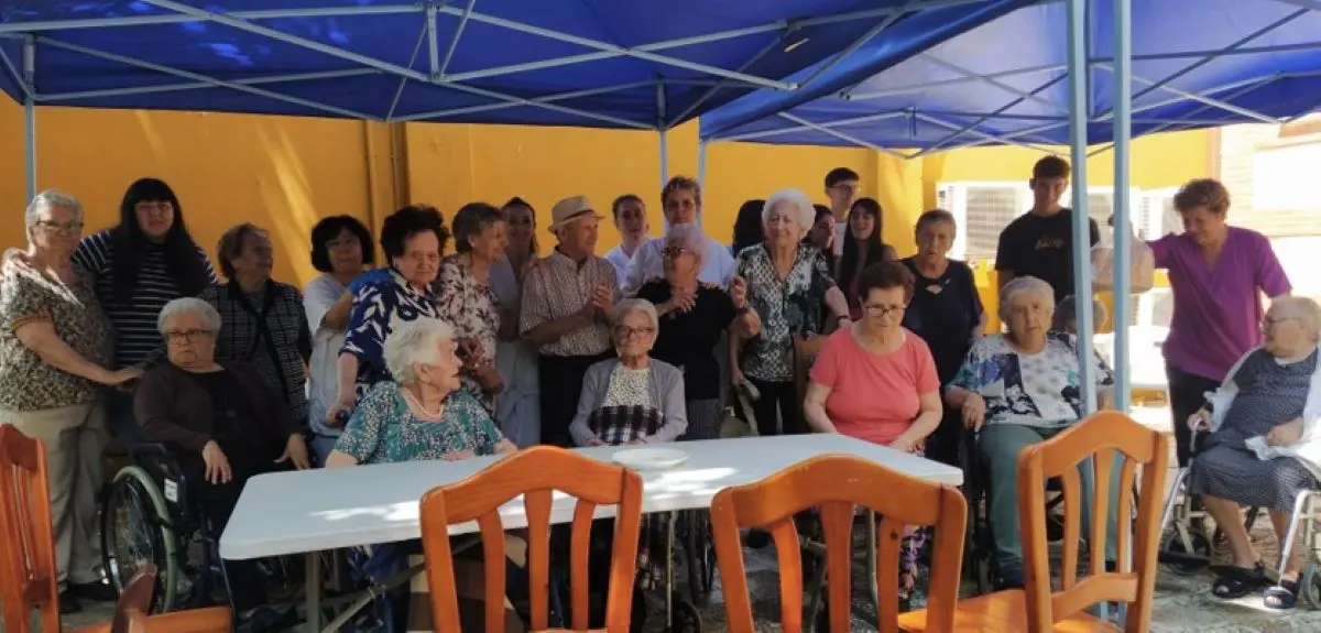Bingo, música y cariño en San Benito Abad